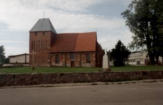 Kirche mit dem Rittergut im Hintergrund - church and buildings of the manor